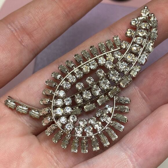 💛 Vintage Rhodium Plated Art Deco Crystal Leaf Brooch - Picture 6 of 6